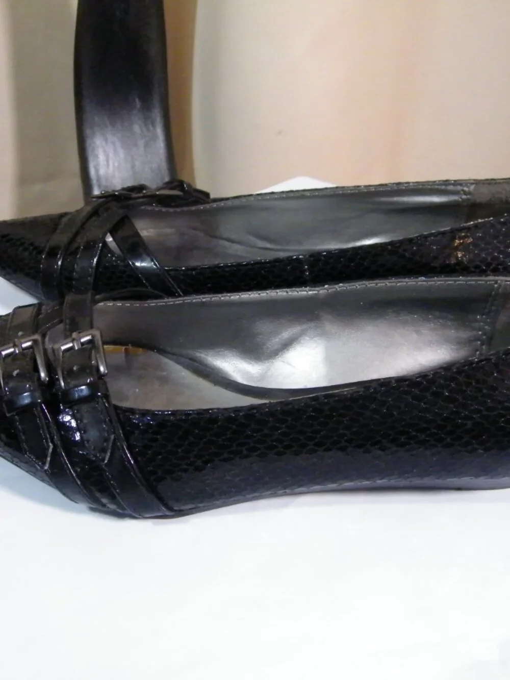 Attention Flats Sz. 5 women Color black
